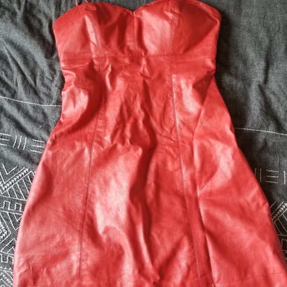 Red fake leather Guess mini dress - Picture 1 of 2